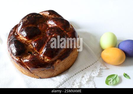 Traditionelles süßes Brot und bunte Eier für Ostern im Hintergrund. Osterferienkonzept. Kopierbereich. Stockfoto