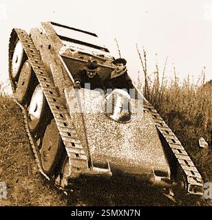 Ein neuer 1938 U.. S 50 mph Tank (ohne Turm) gebaut von J Walter Christie (hier gesehen) im Versuch. John Walter Christie (1865–1944) war ein US-amerikanischer Ingenieur und Erfinder, der nicht nur für die Entwicklung des Christie-Aufhängungssystems bekannt war, das für mehrere Panzer des Zweiten Weltkriegs verwendet wurde, einschließlich der sowjetischen Panzer BT und T-34[3], der britischen Panzer Covenanter und Crusader Cruiser und des schweren Comet-Panzers Stockfoto