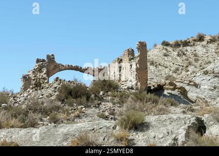 Verlassenes Gebäude in erodierter Wüstenlandschaft, Tabernas Desert, Almeria, Spanien, März 2024. Stockfoto