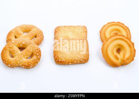 Verschiedene dänische Butterkekse, isoliert auf weißem Hintergrund. Flache Lagen Stockfoto
