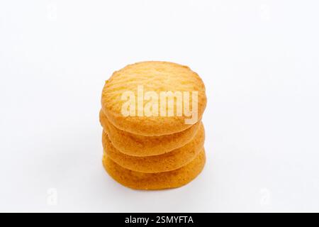 Süße und leckere Vanillebutter-Kekse. Rund ringförmig. Isoliert auf weißem Hintergrund. Stockfoto