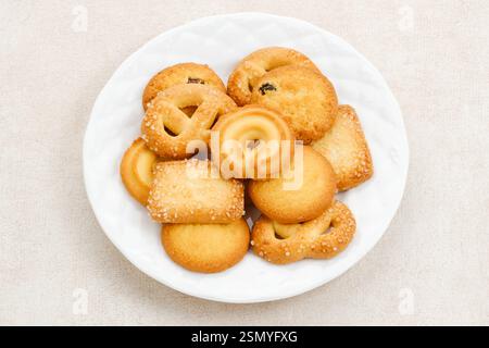 Verschiedene dänische Butterkekse, serviert auf einem weißen Teller. Stockfoto