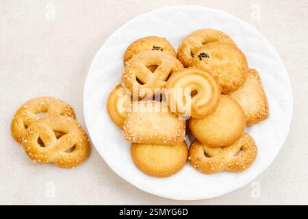 Verschiedene dänische Butterkekse, serviert auf einem weißen Teller. Stockfoto