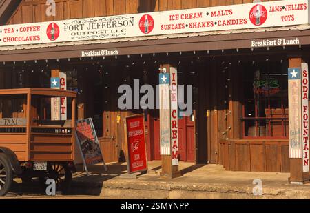 Jefferson TX - 8. Januar 2025: Store and Ice Cream Shop in Downtown Jefferson, Texas Stockfoto