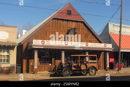 Jefferson TX - 8. Januar 2025: Store and Ice Cream Shop in Downtown Jefferson, Texas Stockfoto