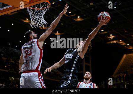 Turin, Italien, Italien. Februar 2025. Turin, Italien - 12. Februar 2025, INALPI Arena: . Alessandro Pajola #6 (Virtus Segafredo Bologna) in Aktion beim Lega Basket LBA Frecciarossa Final Acht, Spiel zwischen Virtus Segafredo Bologna und EA7 Emporio Armani Milano am 12. Februar 2025 in Turin, Italien. (Kreditbild: © Tonello Abozzi/Pacific Press via ZUMA Press Wire) NUR REDAKTIONELLE VERWENDUNG! Nicht für kommerzielle ZWECKE! Stockfoto