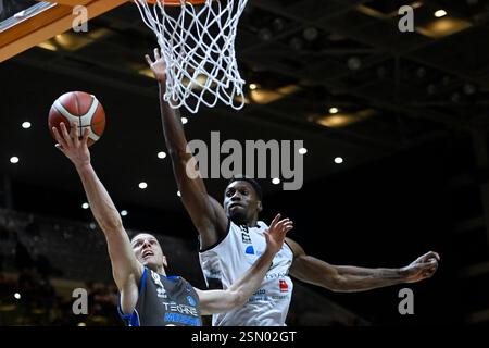 Turin, Italien, Italien. Februar 2025. Turin, Italien - 12. Februar 2025, INALPI Arena: . Nikola Ivanovic #18 (Germani Brescia) in Aktion beim Lega Basket LBA Frecciarossa Finale Acht, Spiel zwischen Bertram Derthona Tortona und Germani Brescia in der Inalpi Arena am 12. Februar 2025 in Turin. (Kreditbild: © Tonello Abozzi/Pacific Press via ZUMA Press Wire) NUR REDAKTIONELLE VERWENDUNG! Nicht für kommerzielle ZWECKE! Stockfoto