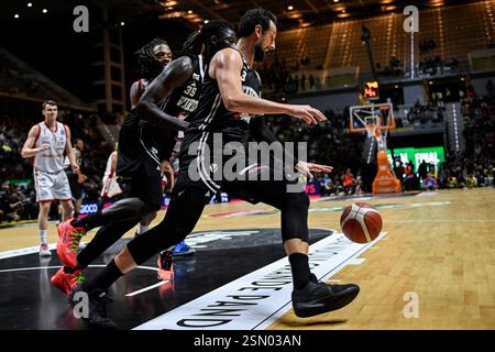 Turin, Italien, Italien. Februar 2025. Turin, Italien - 12. Februar 2025, INALPI Arena: Marco Belinelli #3 (Virtus Segafredo Bologna) in Aktion beim Lega Basket LBA Frecciarossa Finale Acht, Spiel zwischen Virtus Segafredo Bologna und EA7 Emporio Armani Milano am 12. Februar 2025 in Turin, Italien. (Kreditbild: © Tonello Abozzi/Pacific Press via ZUMA Press Wire) NUR REDAKTIONELLE VERWENDUNG! Nicht für kommerzielle ZWECKE! Stockfoto