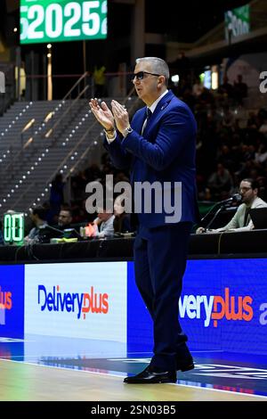 Turin, Italien, Italien. Februar 2025. Turin, Italien - 12. Februar 2025, INALPI Arena: Walter de Raffaele Coach (Bertram Derthona Tortona) während des Lega Basket LBA Frecciarossa Final Acht, Spiel zwischen Bertram Derthona Tortona und Germani Brescia in der Inalpi Arena am 12. Februar 2025 in Turin, Italien. (Kreditbild: © Tonello Abozzi/Pacific Press via ZUMA Press Wire) NUR REDAKTIONELLE VERWENDUNG! Nicht für kommerzielle ZWECKE! Stockfoto