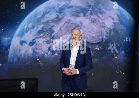 Roland Busch Präsident und Vorstandsvorsitzender, vor Weltkugel, Einzelbild, angeschnittenes Einzelmotiv, Halbfigur, halbe Figur. Virtuelle, digitale Siemens Hauptversammlung am 13.02.2025 in München. *** Roland Busch President und Chief Executive Officer , vor Globus, Einzelbild, zugeschnittenes Einzelmotiv, halbe Figur, halbe Figur virtuell, digitale Siemens Hauptversammlung am 13 02 2025 in München Stockfoto