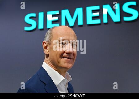 Roland Busch President und Chief Executive Officer, vor Logo,Firmenemblem,Firmenlogo,Einzelbild,angeschnittenes Einzelmotiv,Portraet,Portrait,Porträt. Virtuelle, digitale Siemens Hauptversammlung am 13.02.2025 in München. *** Roland Busch President und Chief Executive Officer , vor Logo, Firmenlogo, Einzelbild, zugeschnittenes Einzelmotiv, Porträt, Porträt, Porträt Virtual, Digital Siemens Hauptversammlung am 13 02 2025 in München Stockfoto