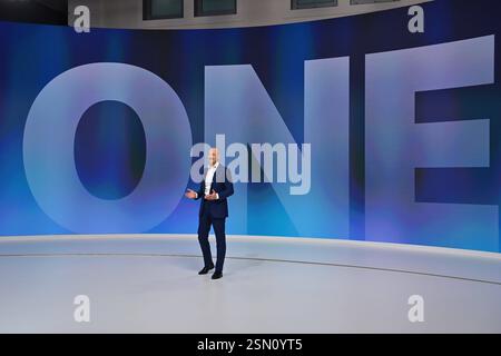 Roland Busch President und Chief Executive Officer bei seiner Rede,Studio,gegründet- Virtuelle,digitale Siemens Hauptversammlung am 13.02.2025 in München. *** Roland Busch President und Chief Executive Officer während seiner Rede gründete Studio die virtuelle, digitale Siemens-Jahreshauptversammlung am 13. 02 2025 in München Stockfoto