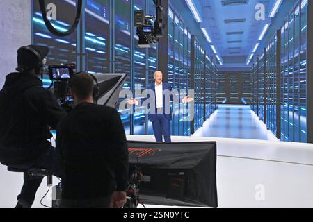 Randmotiv:Kameramann im Studio. Kulisse, Einrichten. Roland Busch President und Chief Executive Officer bei seiner Rede. Virtuelle, digitale Siemens Hauptversammlung am 13.02.2025 in München. *** Kantenmotiv-Kameramann im Studio-Hintergrund stellte Roland Busch President und Chief Executive Officer in seiner Rede vor virtuelle, digitale Siemens-Hauptversammlung am 13. 02 2025 in München Stockfoto