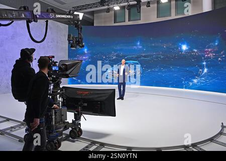 Randmotiv:Kameramann im Studio. Kulisse, Einrichten. Roland Busch President und Chief Executive Officer bei seiner Rede. Virtuelle, digitale Siemens Hauptversammlung am 13.02.2025 in München. *** Kantenmotiv-Kameramann im Studio-Hintergrund stellte Roland Busch President und Chief Executive Officer in seiner Rede vor virtuelle, digitale Siemens-Hauptversammlung am 13. 02 2025 in München Stockfoto