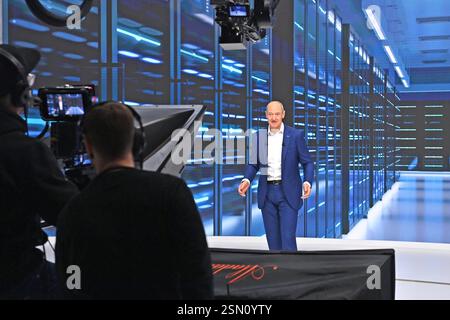 Randmotiv:Kameramann im Studio. Kulisse, Einrichten. Roland Busch President und Chief Executive Officer bei seiner Rede. Virtuelle, digitale Siemens Hauptversammlung am 13.02.2025 in München. *** Kantenmotiv-Kameramann im Studio-Hintergrund stellte Roland Busch President und Chief Executive Officer in seiner Rede vor virtuelle, digitale Siemens-Hauptversammlung am 13. 02 2025 in München Stockfoto