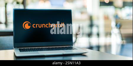 POZNAN, POL, 19. Dezember 2024: Laptop mit Logo von Crunchyroll Stockfoto