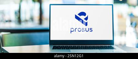 POZNAN, POL - 19. Dezember 2024: Laptop mit Logo von Prosus Stockfoto