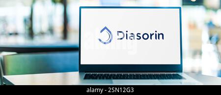 POZNAN, POL - 19. Dezember 2024: Laptop mit Logo von DiaSorin Stockfoto