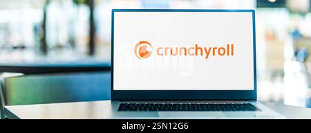 POZNAN, POL, 19. Dezember 2024: Laptop mit Logo von Crunchyroll Stockfoto