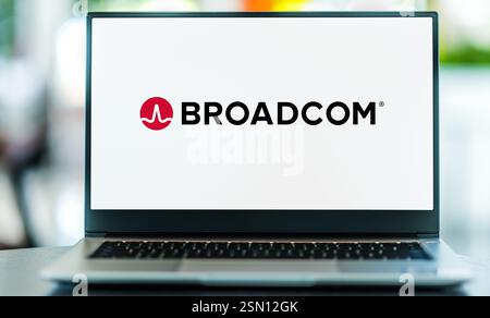 POZNAN, POL - 19. Dezember 2024: Laptop mit Logo von Broadcom Stockfoto
