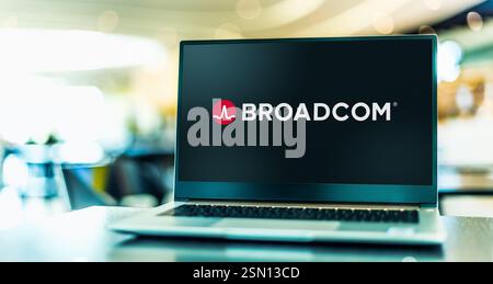 POZNAN, POL - 19. Dezember 2024: Laptop mit Logo von Broadcom Stockfoto