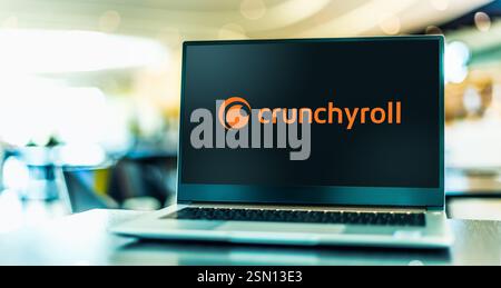 POZNAN, POL, 19. Dezember 2024: Laptop mit Logo von Crunchyroll Stockfoto