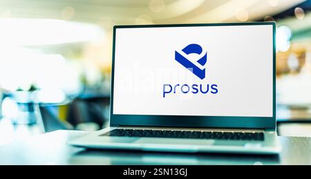 POZNAN, POL - 19. Dezember 2024: Laptop mit Logo von Prosus Stockfoto