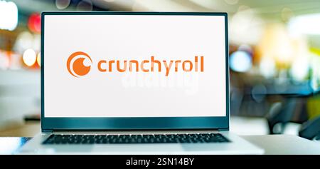 POZNAN, POL, 19. Dezember 2024: Laptop mit Logo von Crunchyroll Stockfoto
