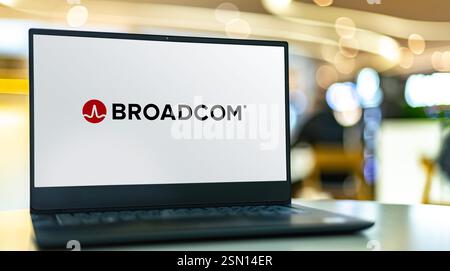 POZNAN, POL - 19. Dezember 2024: Laptop mit Logo von Broadcom Stockfoto
