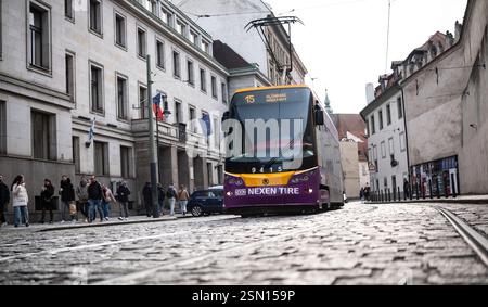 Prag, Tschechische Republik - 12. Oktober 2024: Moderne Straßenbahn Auf Der Kopfsteinpflasterstraße Im Zentrum Von Prag Mit Touristen Stockfoto