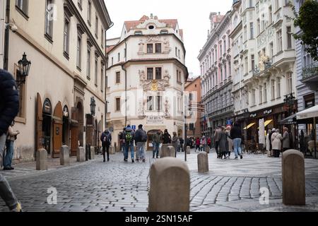 Prag, Tschechische Republik - 12. Oktober 2024: Alte Historische Gebäude Und Sehenswürdigkeiten Im Zentrum Von Prag Mit Touristen Stockfoto
