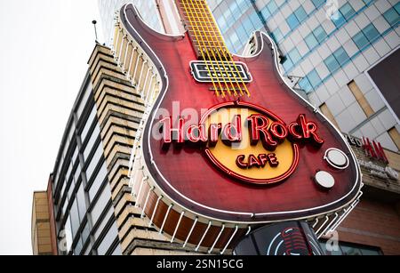 Warschau, Polen - 29. Dezember 2024: Big Neon Guitar Dient Als Werbelogo Für Das Hard Rock Cafe In Der Nähe Des Golden Terraces Trade Center Stockfoto