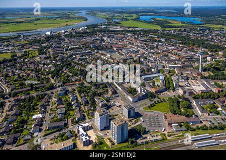 Luftansicht, Stadtblick und Wohngebiet Wesel, Fernmeldeturm langer Heinrich und alter Wasserturm, Blick auf den Rhein, unterhalb Wesel r Stockfoto