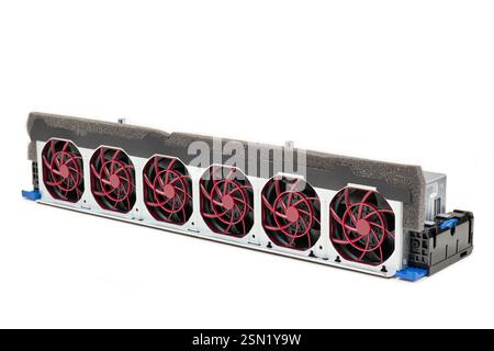 Rückwandplatine Computer Festplattenkomponenten für sechs Lüftergehäuse technischer isolierter weißer Hintergrund. Stockfoto