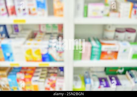 Medikamente in Regalen im Apothekeninnenraum mit verschwommenem Hintergrund Stockfoto
