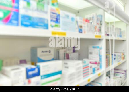 Medikamente in Regalen im Apothekeninnenraum mit verschwommenem Hintergrund Stockfoto
