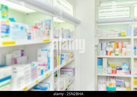 Medikamente in Regalen im Apothekeninnenraum mit verschwommenem Hintergrund Stockfoto