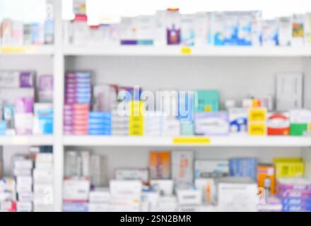 Medikamente in Regalen im Apothekeninnenraum mit verschwommenem Hintergrund Stockfoto