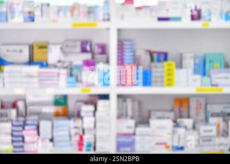 Medikamente in Regalen im Apothekeninnenraum mit verschwommenem Hintergrund Stockfoto