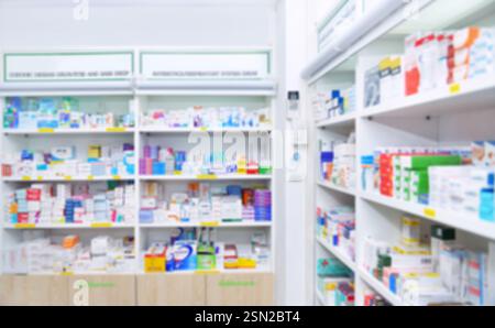 Medikamente in Regalen im Apothekeninnenraum mit verschwommenem Hintergrund Stockfoto