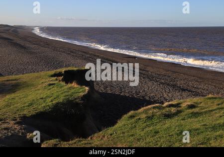 Ein Blick auf den Strand und das Meer an der Küste von North Norfolk von den Klippen in Weybourne, Norfolk, England, Großbritannien. Stockfoto