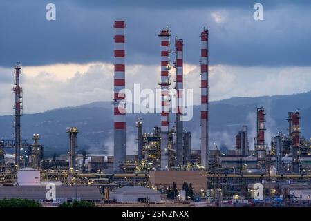 TARRAGONA, SPANIEN - 29. JUNI 2021: Panoramablick auf die Raffinerie repsol und ihre Schornsteine in Tarragona bei Sonnenuntergang. Cataluña, Spanien Stockfoto