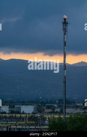 TARRAGONA, SPANIEN - 29. JUNI 2021: Panoramablick auf die Raffinerie repsol und ihre Schornsteine in Tarragona bei Sonnenuntergang. Cataluña, Spanien Stockfoto