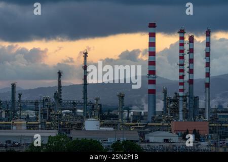 TARRAGONA, SPANIEN - 29. JUNI 2021: Panoramablick auf die Raffinerie repsol und ihre Schornsteine in Tarragona bei Sonnenuntergang. Cataluña, Spanien Stockfoto