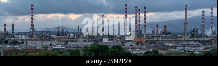 TARRAGONA, SPANIEN - 29. JUNI 2021: Panoramablick auf die Raffinerie repsol und ihre Schornsteine in Tarragona bei Sonnenuntergang. Cataluña, Spanien Stockfoto