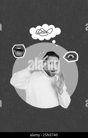 Ein vertikales Collagenbild mit schwarzem weißem Gamma beeindruckte einen verängstigten Kerl, der den Mund spaziert und das Auge auf dem lilafarbenen Hintergrund isoliert betrachtet Stockfoto