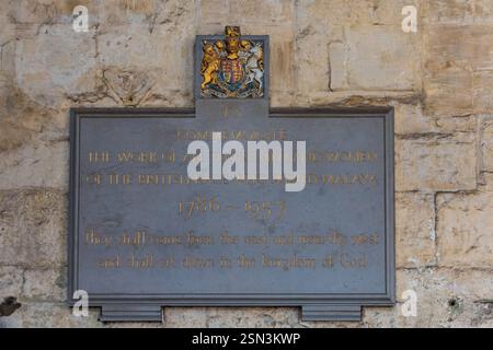 Großartige Nahaufnahme des Malaya Civil Service Memorial im nördlichen Kreuzgang der Westminster Abbey, das an diejenigen erinnert, die Malaya gedient haben. Es war... Stockfoto