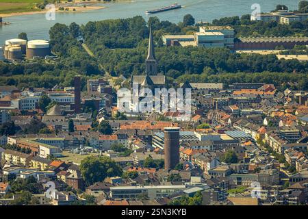 Luftaufnahme, Wohngebiet, Blick auf Wesel mit Willibrordi-Dom und Altem Wasserturm, mit dem Rhein im Hintergrund, Wesel, Ruhrgebiet, Stockfoto
