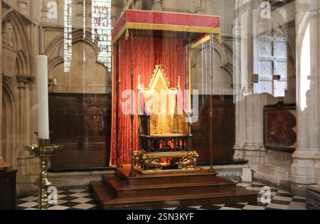 Toller Blick auf den berühmten Krönungsstuhl, mit einem Schlitz unter dem Sitz, um den schottischen Stein von Scone zu halten, in St. George's der Westminster Abbey... Stockfoto