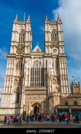 Herrlicher Blick auf die gesamte Westfront der berühmten Westminster Abbey mit ihren beiden Westtürmen im gotisch-barocken Stil und dem Great West der Abbey... Stockfoto